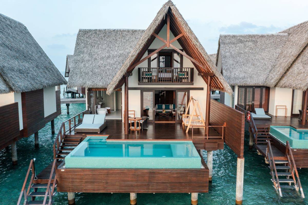 Heritance Aarah, Ocean Suite, Außenansicht mit Treppe zum Meer und Pool