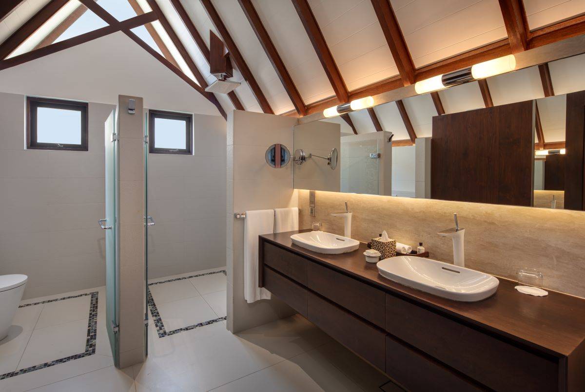 Heritance Aarah, Ocean Suite, Badezimmer mit 2 Duschen und 2 Waschbecken