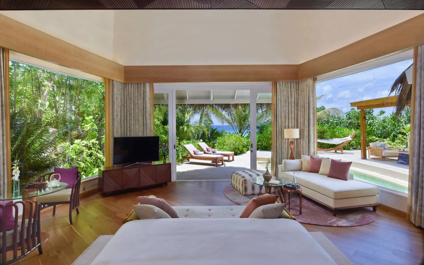 JW_Marriott_Maldives_Beach_Pool_Villa-Living