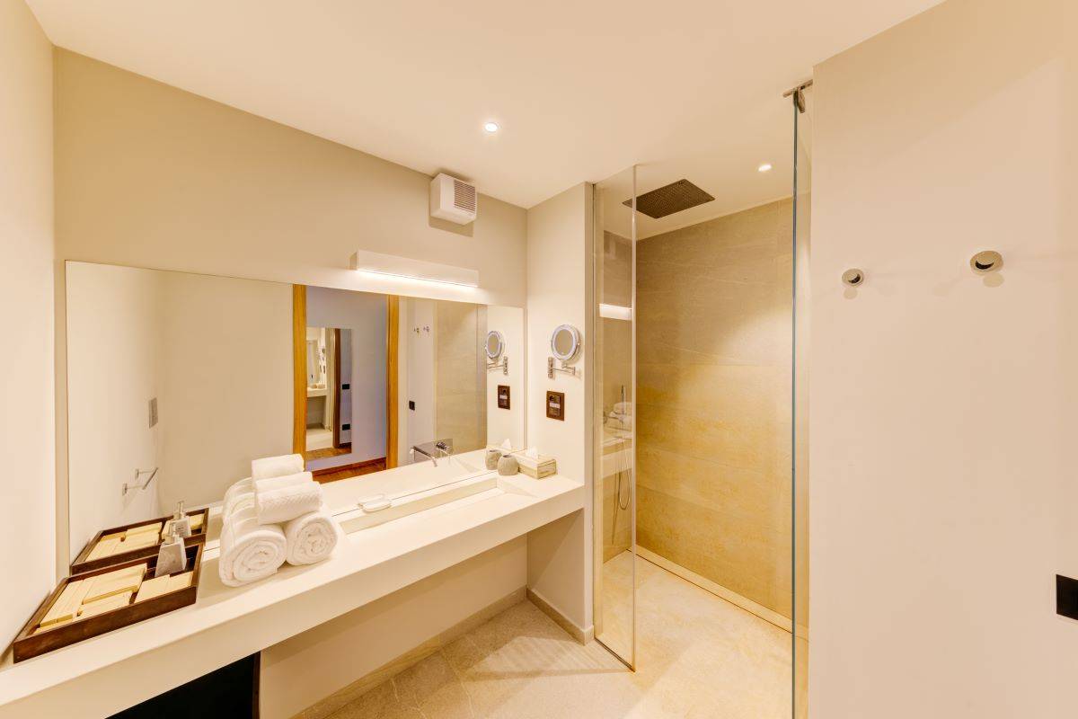 Cinnamon Velifushi Maldives, Malediven, Superior Beach Loft, Dusche und Waschbecken