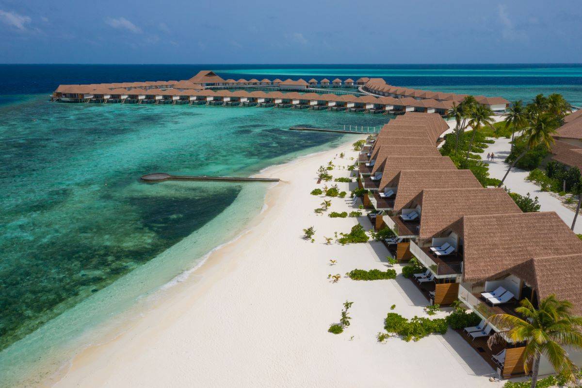 Cinnamon Velifushi Maldives, Malediven, Beach Bungalow, Luftaufnahme Beach Bungalows und Wasservillen