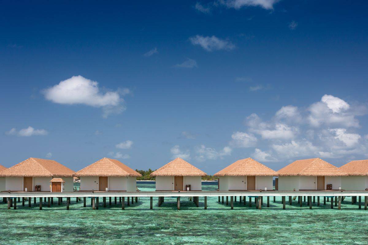 Cinnamon Velifushi Maldives, Malediven, Water Bungalow, Außenansicht Steg mit Wasserbungalows
