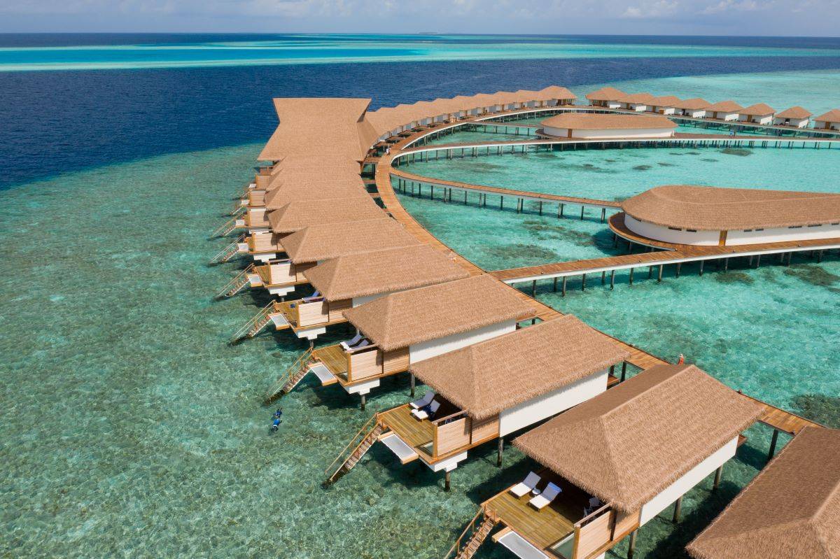 Cinnamon Velifushi Maldives, Malediven, Sunset Water Bungalow with Jacuzzi, Drohnenbild Wasser Bungalows