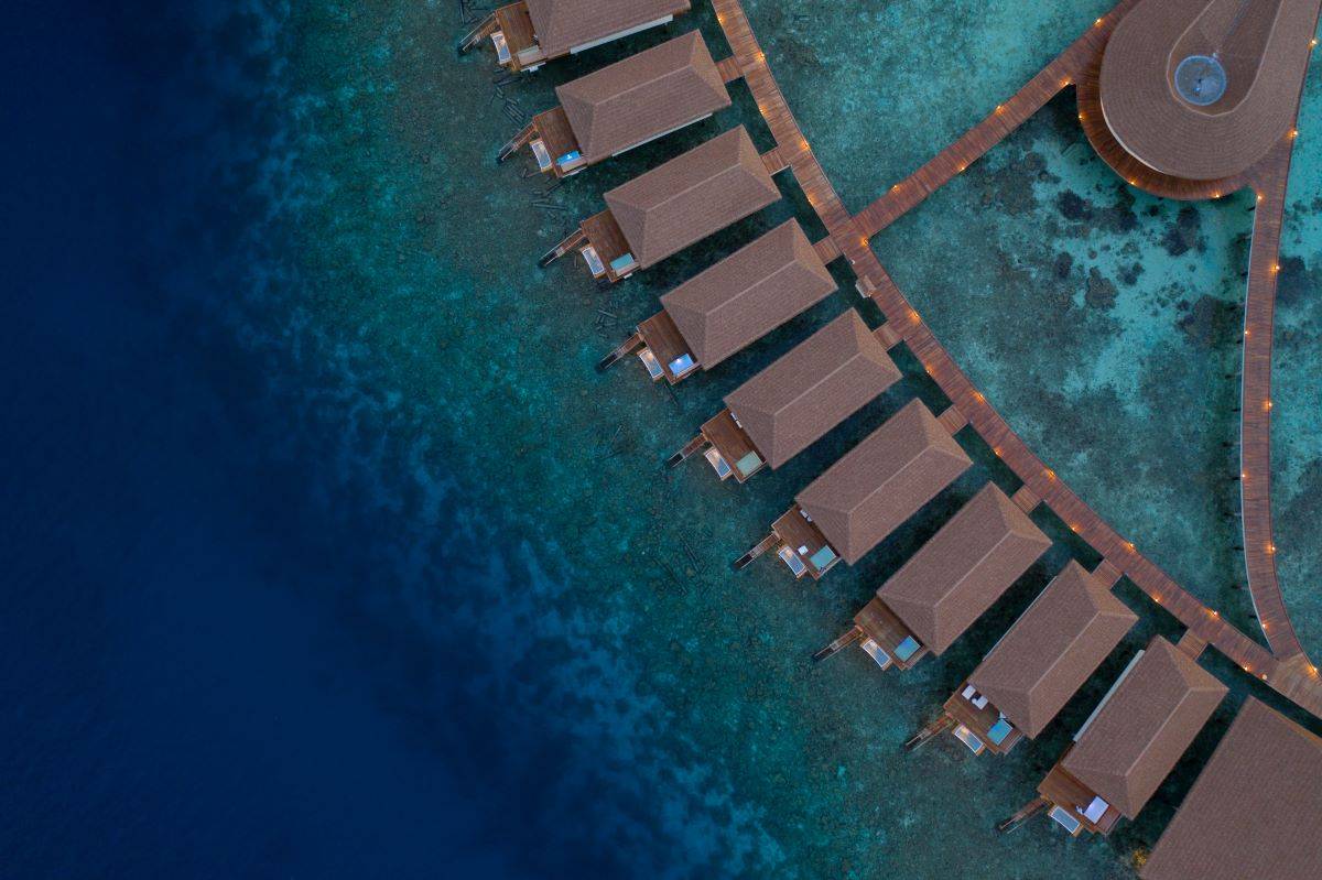 Cinnamon Velifushi Maldives, Malediven, Sunset Water Bungalow with Jacuzzi, Luftaufnahme Wasser Bungalows