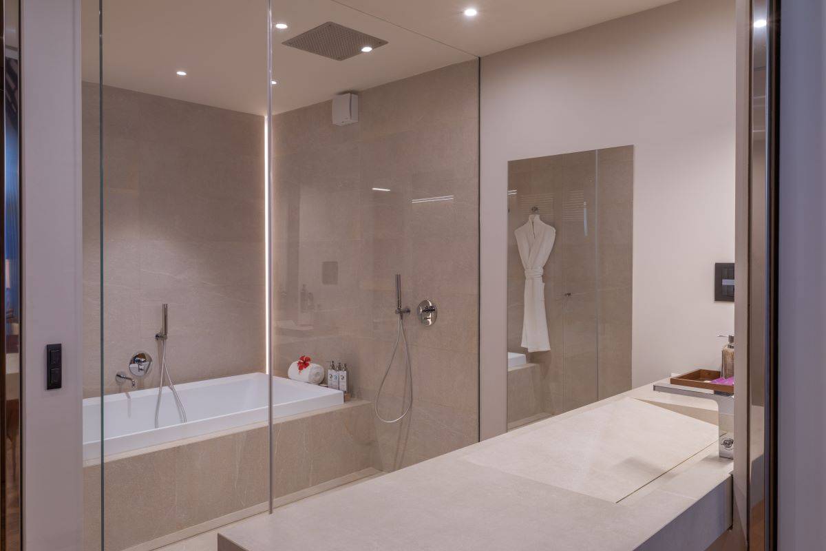 Cinnamon Velifushi Maldives, Malediven, Sunset Water Bungalow with Jacuzzi, Badezimmer