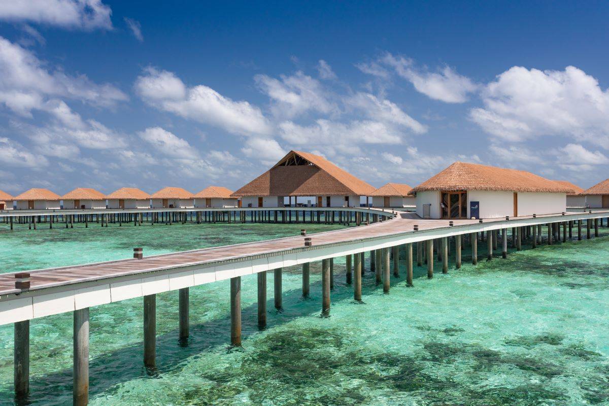 Cinnamon Velifushi Maldives, Malediven, Sunset Water Bungalow with Jacuzzi, Steg