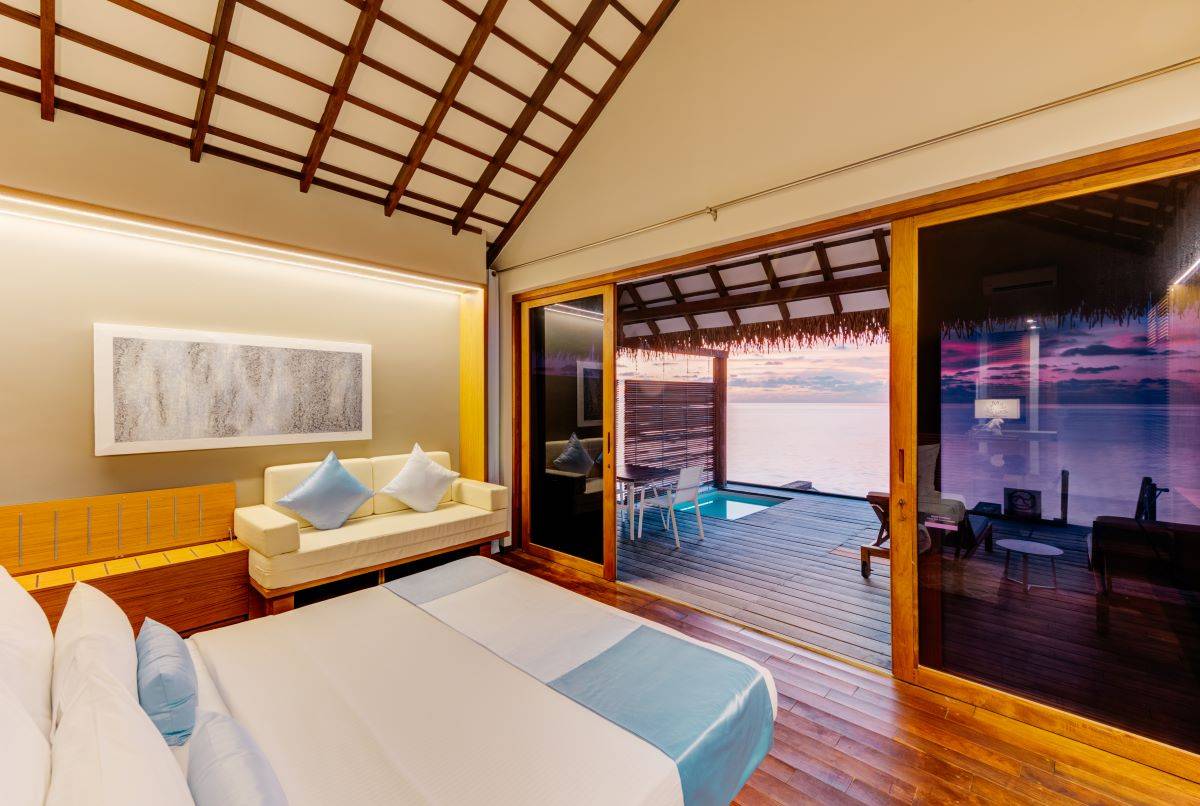 Cinnamon Velifushi Maldives, Malediven, Sunset Water Bungalow with Jacuzzi, Schlafzimmer mit Ausgang zur Terrasse