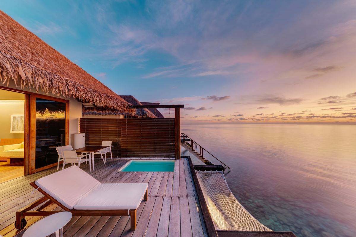 Cinnamon Velifushi Maldives, Malediven, Sunset Water Bungalow with Jacuzzi, Terrasse mit Jacuzzi und Überwasser Hängematte
