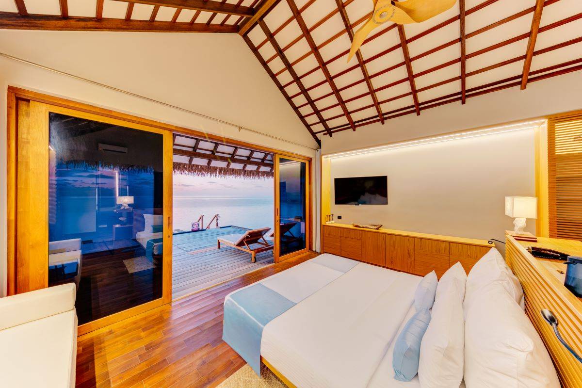 Cinnamon Velifushi Maldives, Malediven, Sunset Water Bungalow with Jacuzzi, Schlafzimmer mit Meerblick
