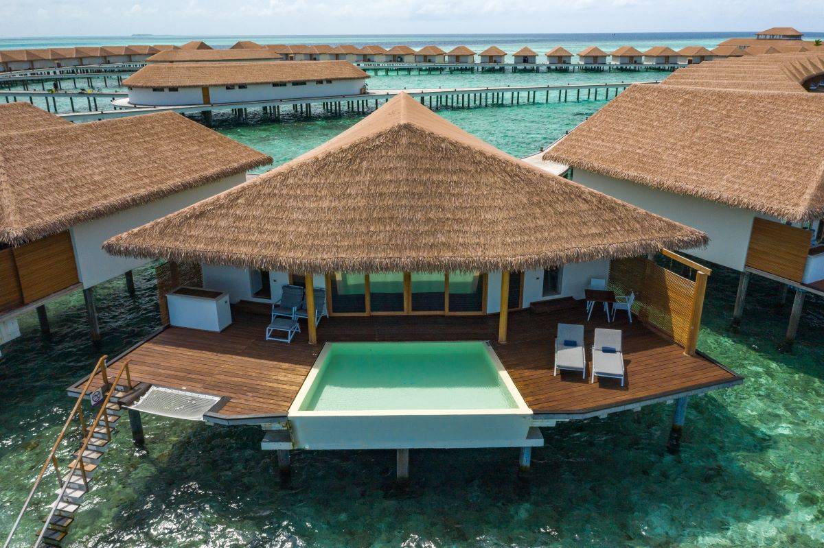 Cinnamon Velifushi Maldives, Malediven, Water Suite with Pool, Terrasse mit Pool und Überwasser Hängematte