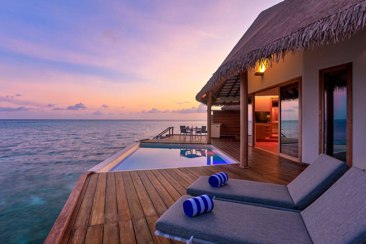 Cinnamon Velifushi Maldives, Malediven, Water Suite with Pool, Terrasse mit Pool bei Sonnenuntergang