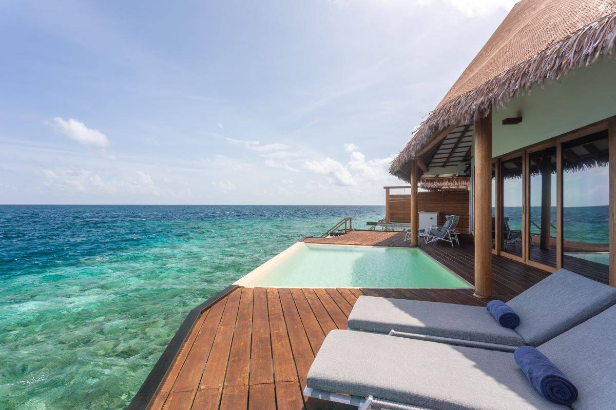 Cinnamon Velifushi Maldives, Malediven, Water Suite with Pool, Terrasse mit Liegestühlen