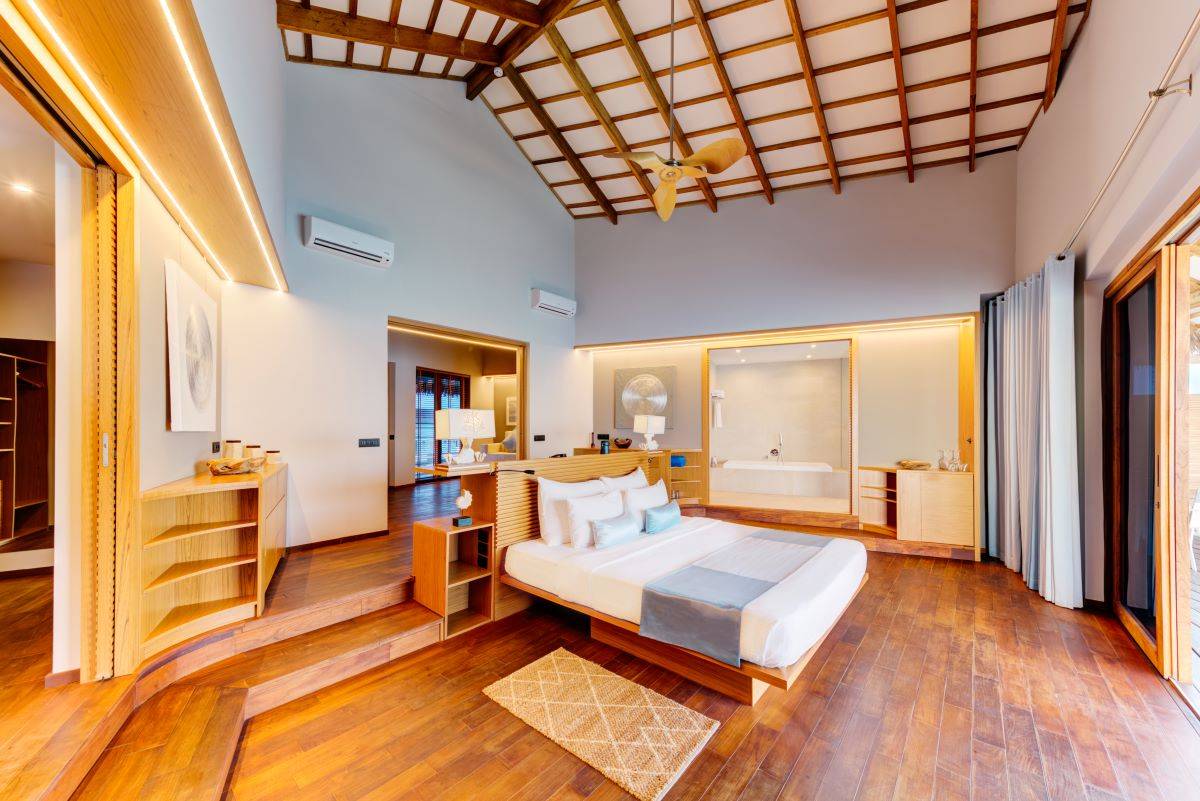 Cinnamon Velifushi Maldives, Malediven, Water Suite with Pool, Schlafzimmer mit Ausgang zur Terrasse