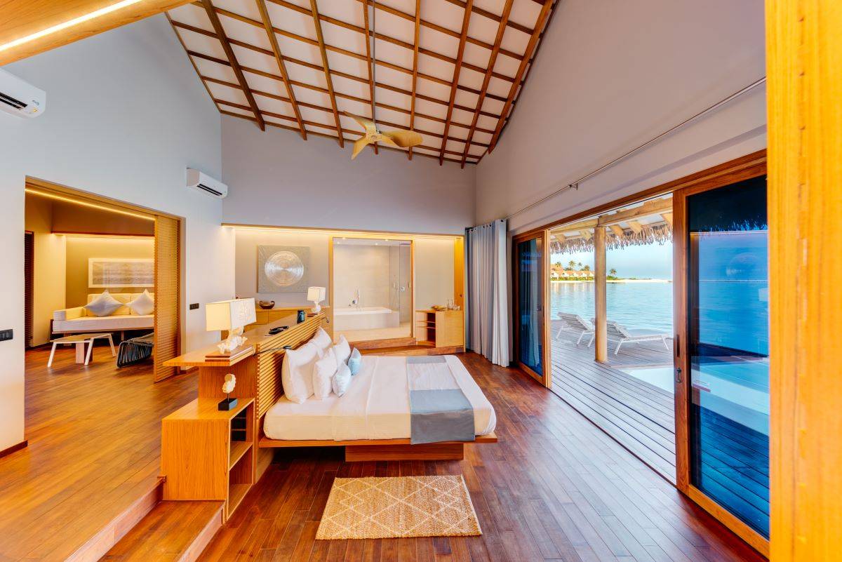 Cinnamon Velifushi Maldives, Malediven, Water Suite with Pool, Schlaf- und Wohnbereich