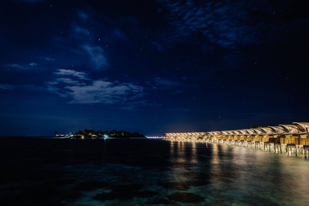 Cinnamon Hakuraa Huraa Maldives, Malediven, Water Bungalow, Wasserbungalows bei Nacht