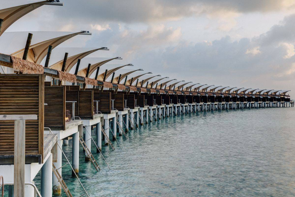 Cinnamon Hakuraa Huraa Maldives, Malediven, Water Bungalow, Wasserbungalows mit Treppen ins Wasser