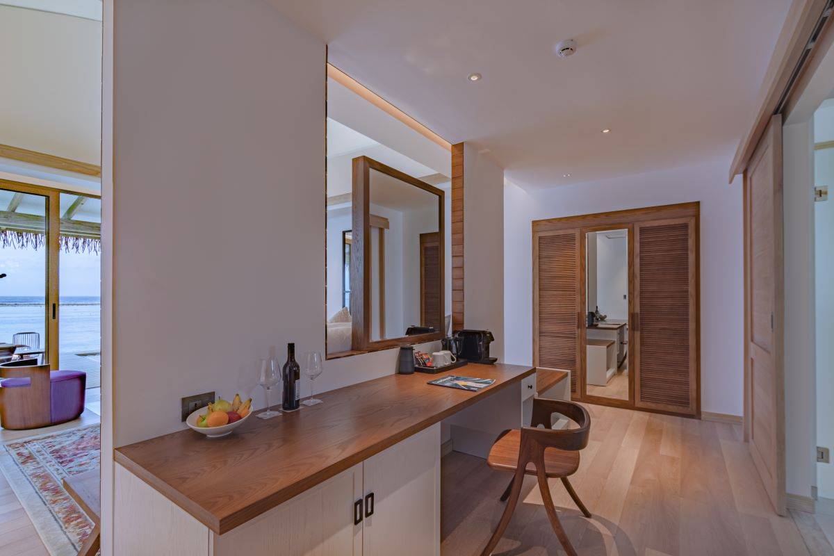 Cinnamon Hakuraa Huraa Maldives, Malediven, Water Bungalow, Schreibtisch