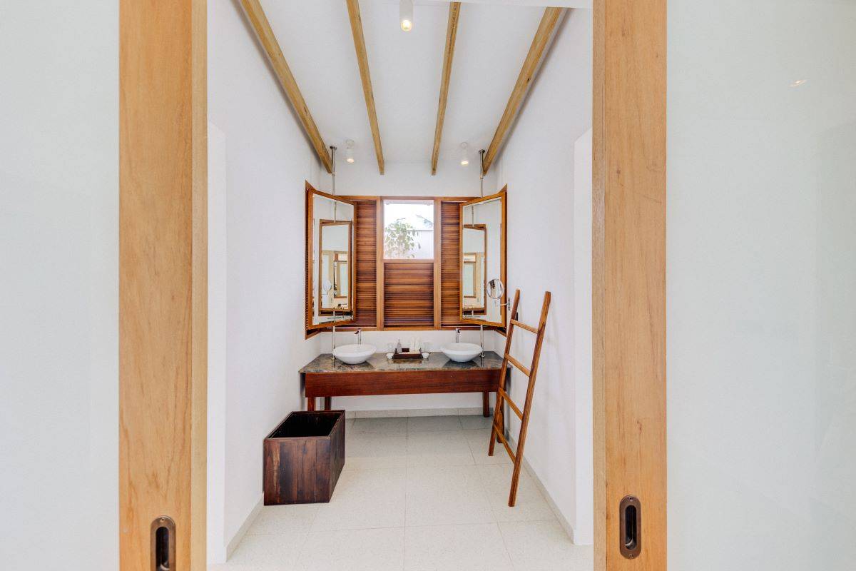 Cinnamon Hakuraa Huraa Maldives, Malediven, Beach Bungalow, Badezimmer mit 2 Waschbecken