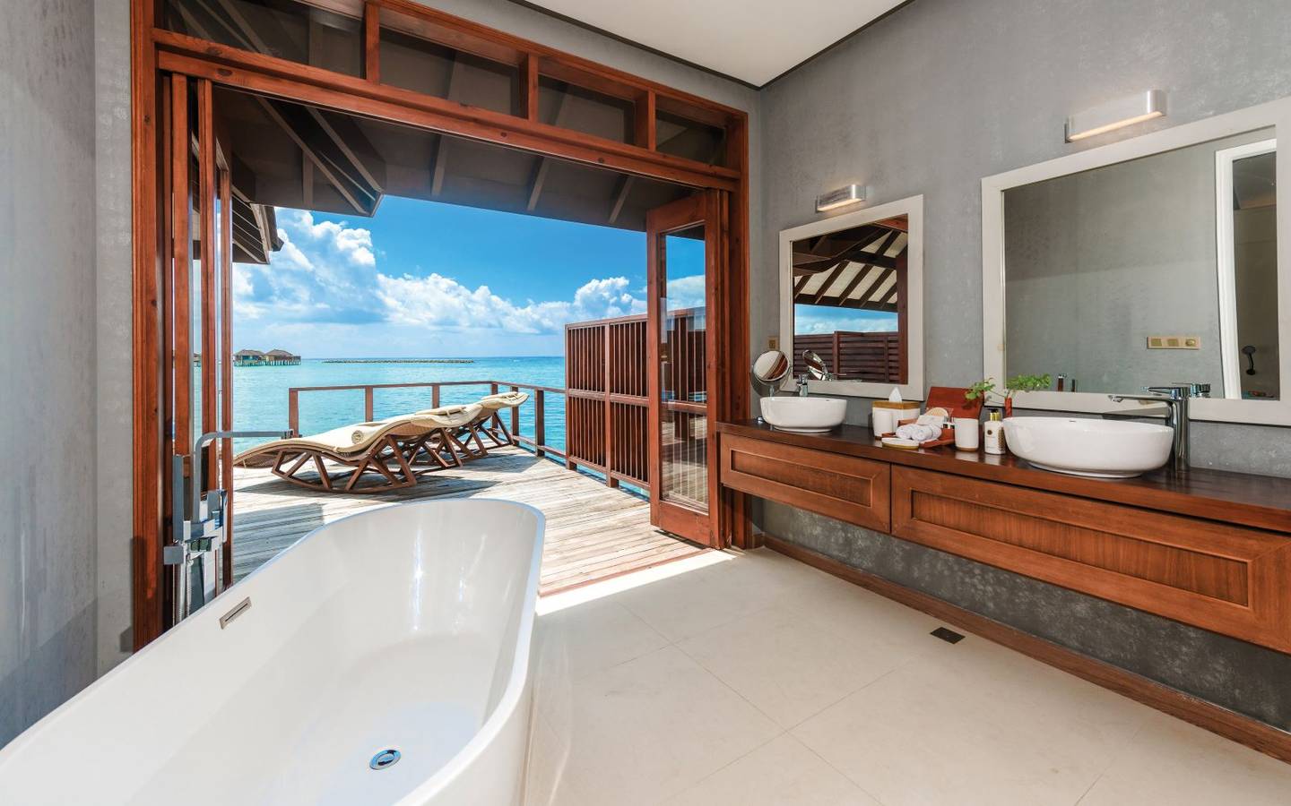 varu-by-atmosphere-maldives-water-villa-bathroom-view