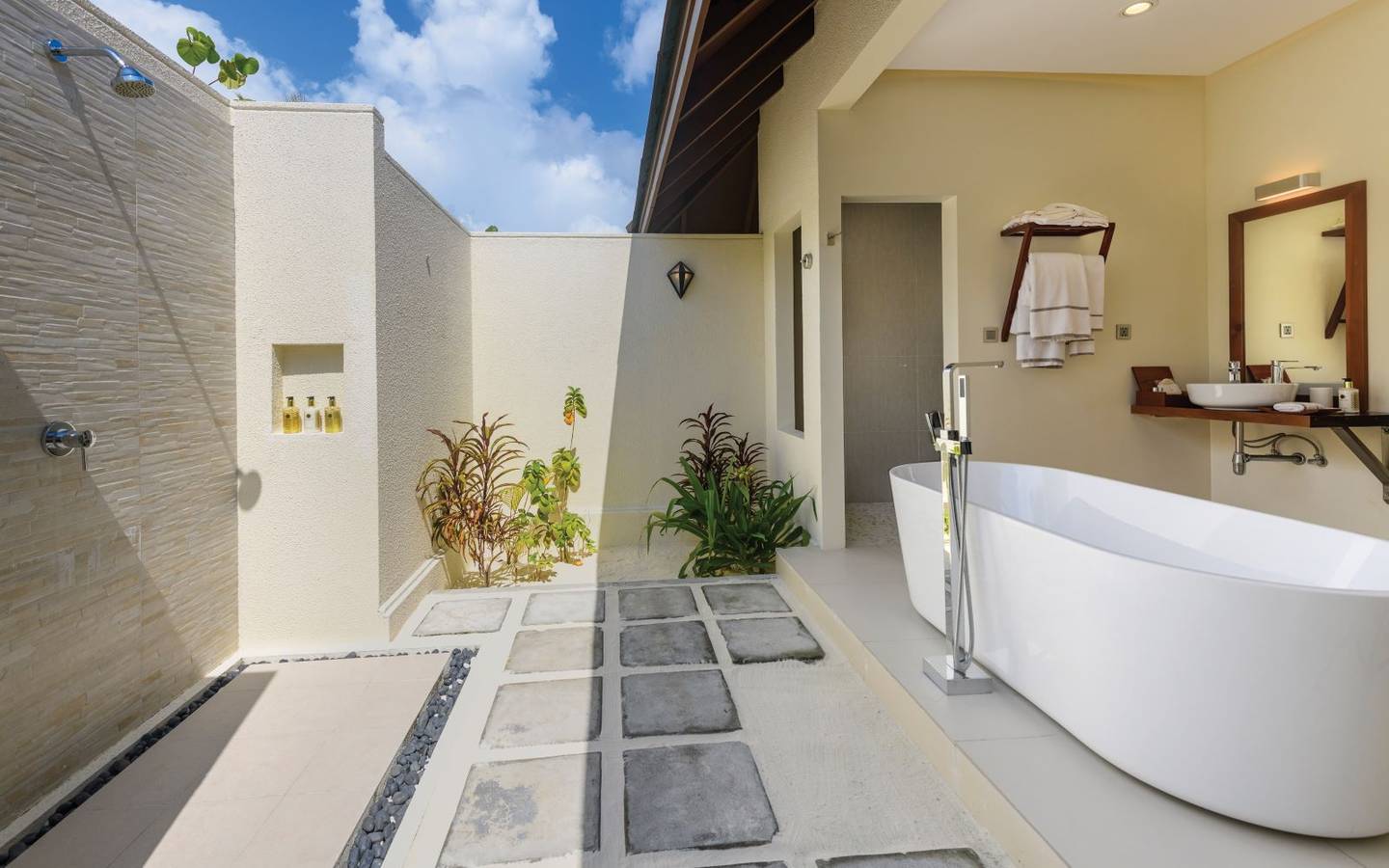 varu-by-atmosphere-maldives-family-beach-villa-with-pool-bathroom