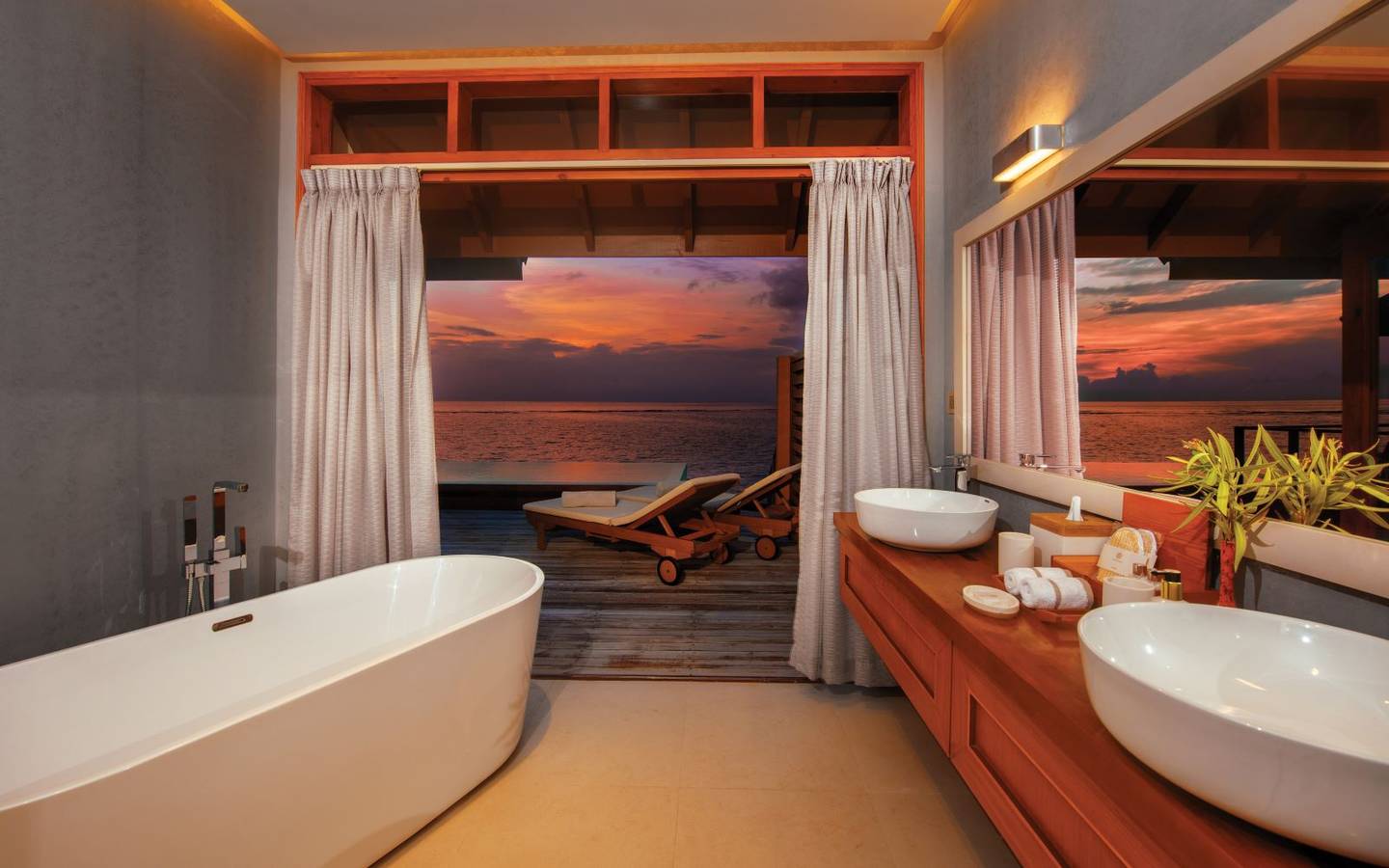 varu-by-atmosphere-maldives-water-suite-with-pool-bathroom-view-night