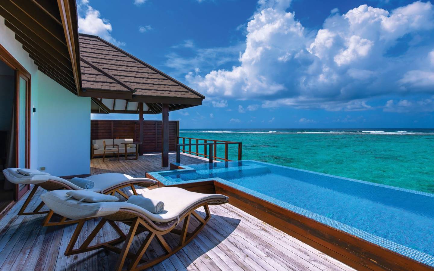 varu-by-atmosphere-maldives-water-suite-with-pool-sundeck-pool