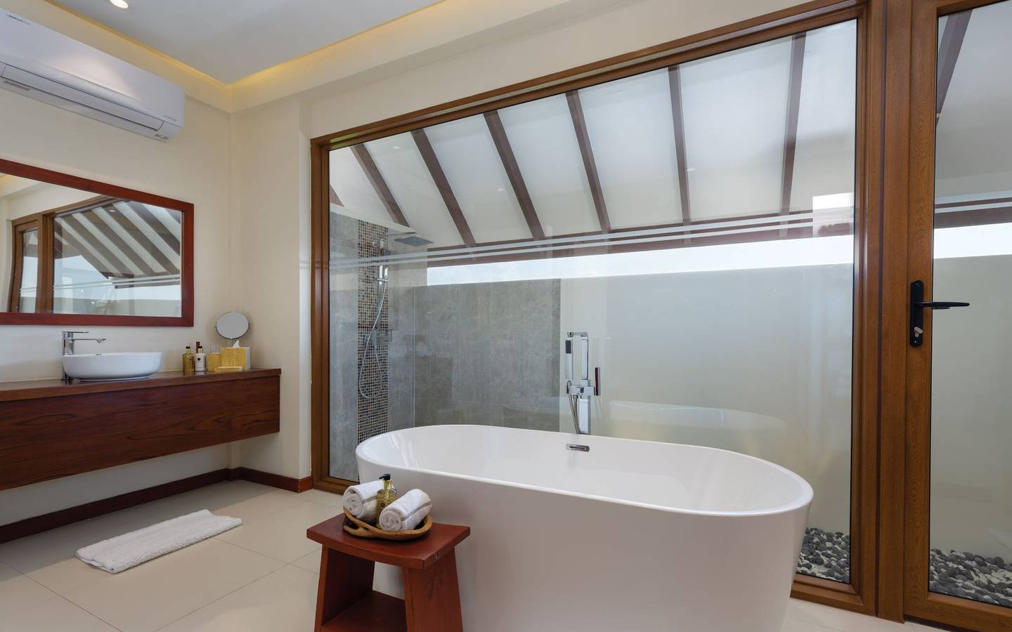 varu-by-atmosphere-maldives-the-majlis-suite-bathroom-first-floor