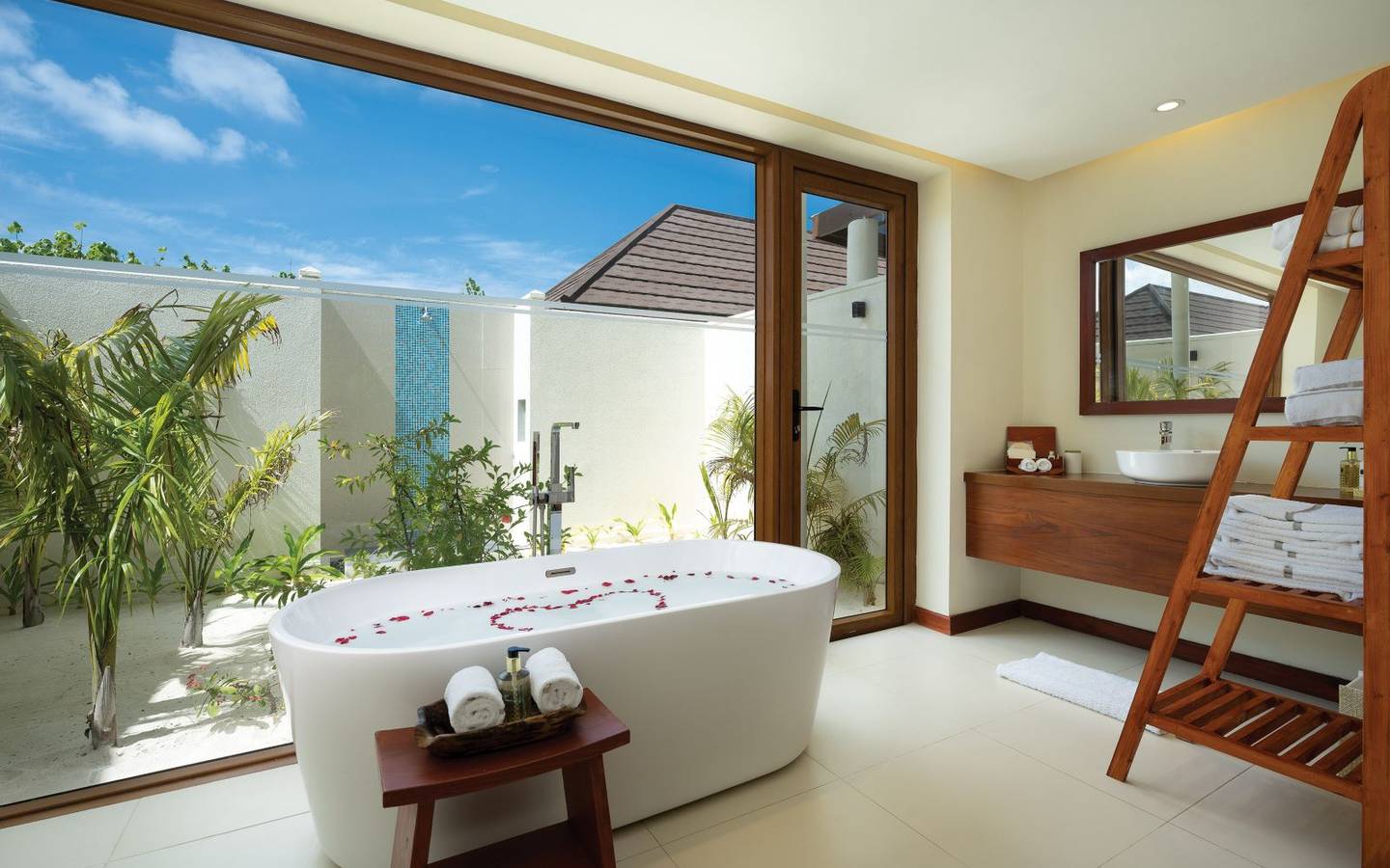 varu-by-atmosphere-maldives-the-majlis-suite-bathroom-ground-floor
