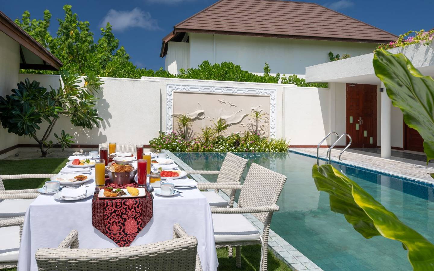 varu-by-atmosphere-maldives-the-majlis-suite-in-villa-breakfast