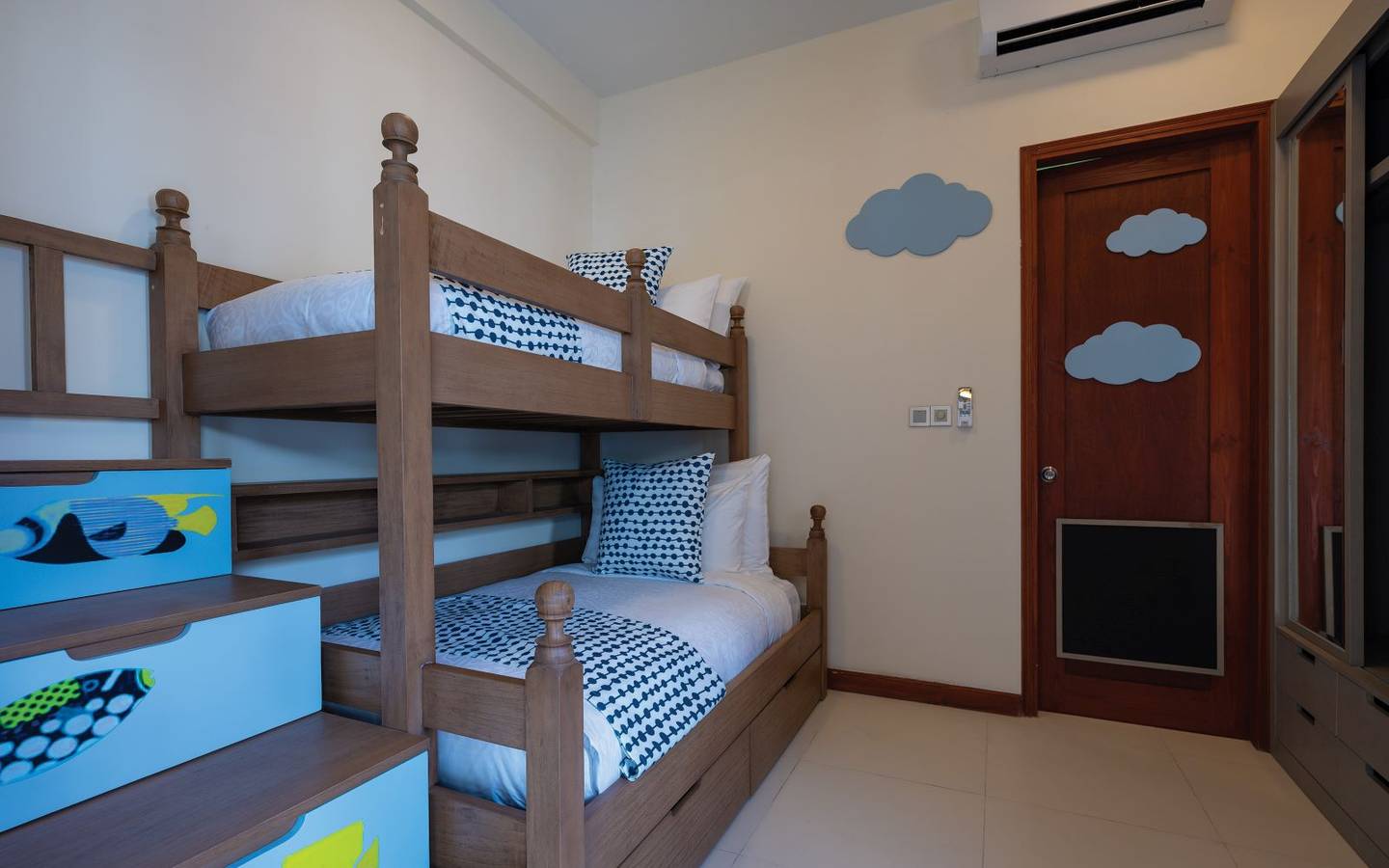 varu-by-atmosphere-maldives-the-majlis-suite-kids-room