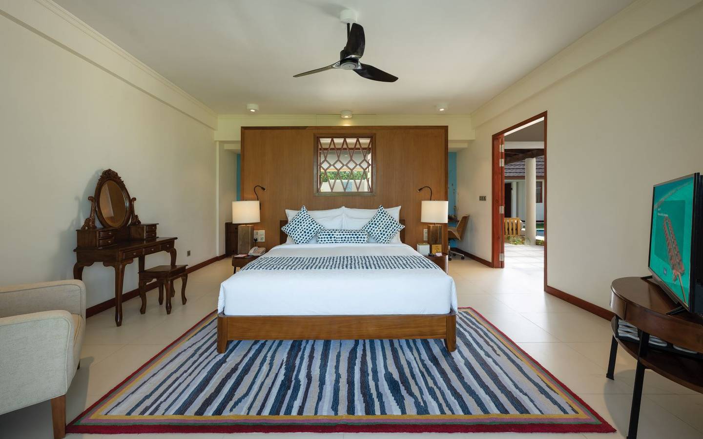 varu-by-atmosphere-maldives-the-majlis-suite-master-bedroom