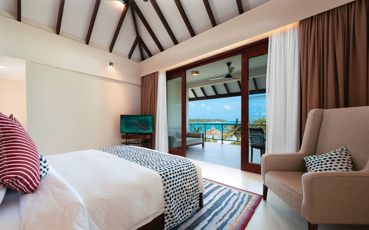 varu-by-atmosphere-maldives-the-majlis-suite-master-bedroom-view