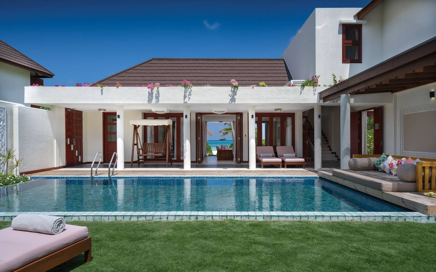 varu-by-atmosphere-maldives-the-majlis-suite-patio-pool