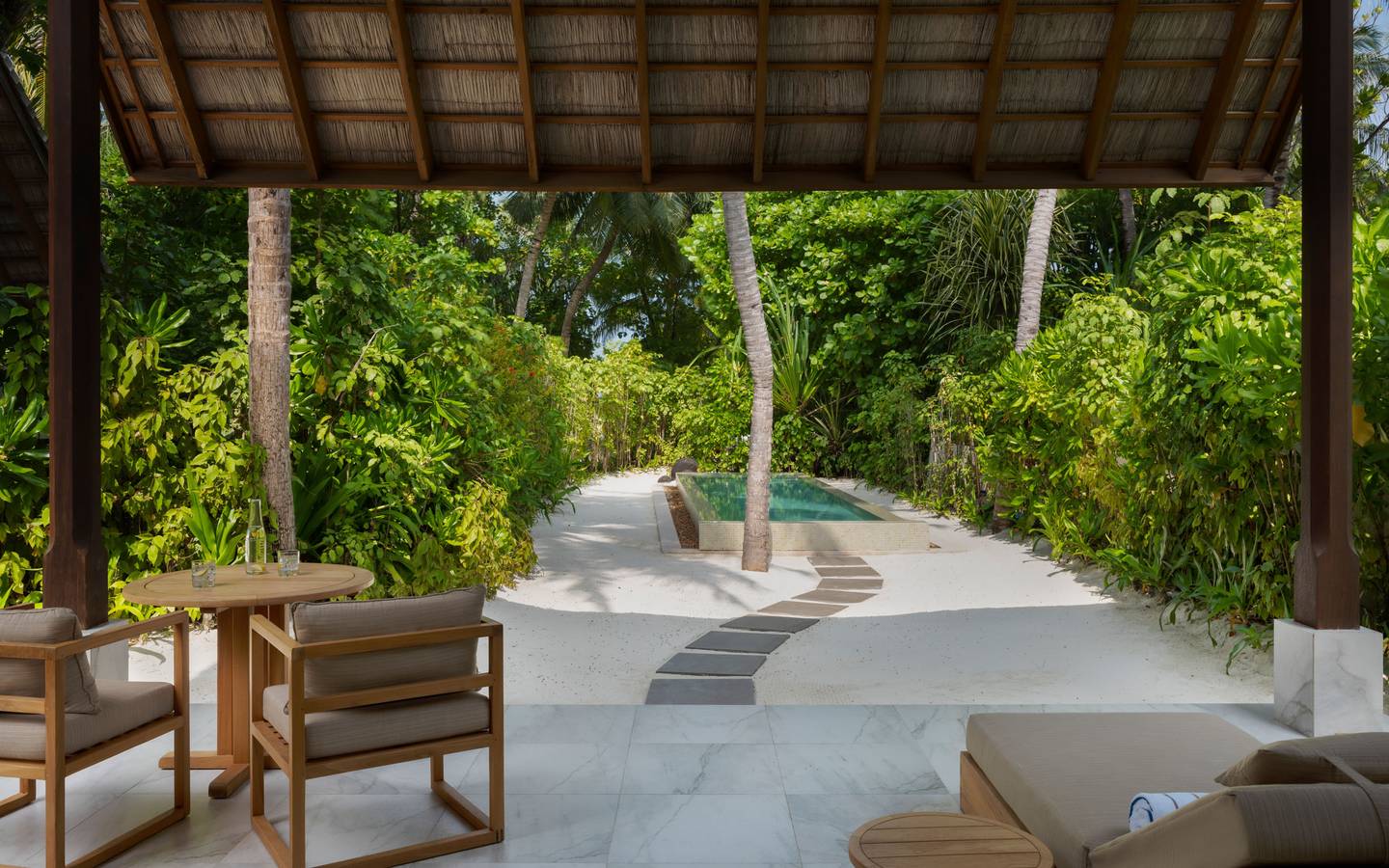 Conrad_Maldives_2_Bedroom_Deluxe_Beach_Villa_with_Pool_Wohnen