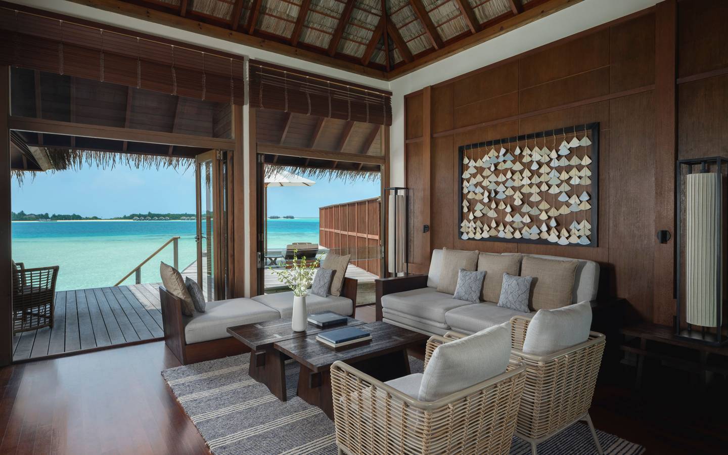 Conrad_Maldives_Grand_Water_Villa_with_Pool_Wohnbereich