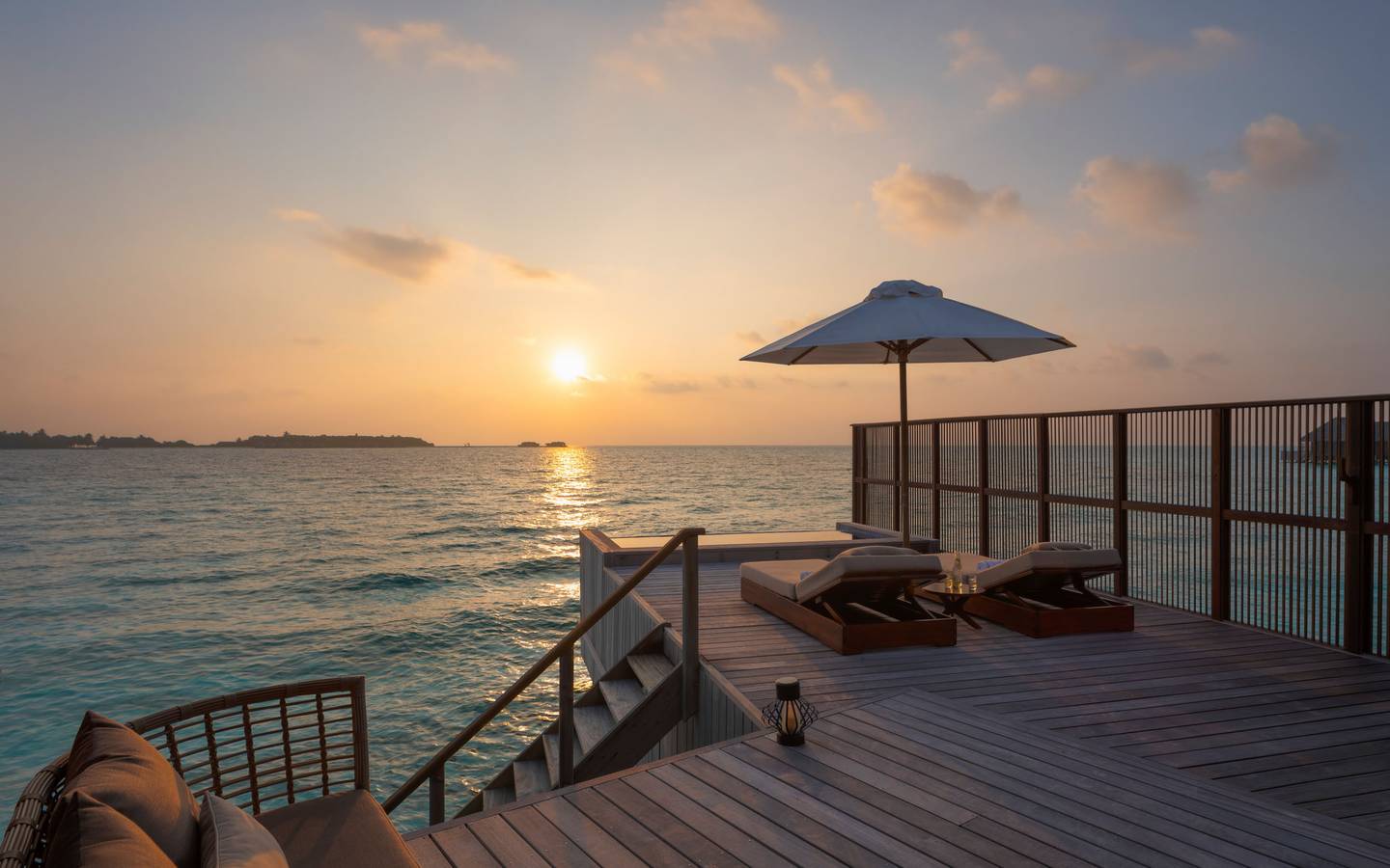 Bedroom_Grand_Water_Villa_with_Pool_Sonnenaufgang