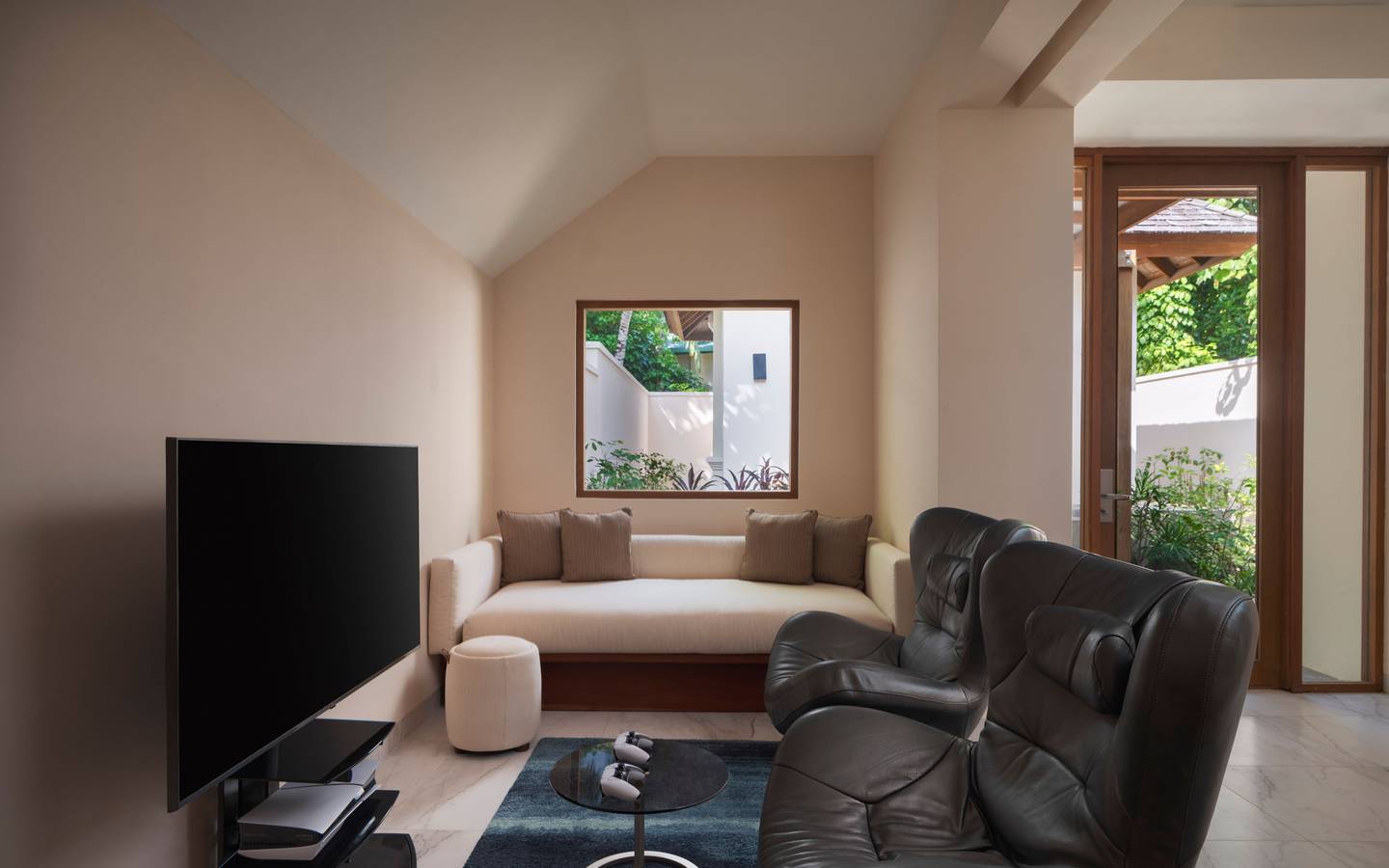 3-Bedroom Beach Suite with Pool