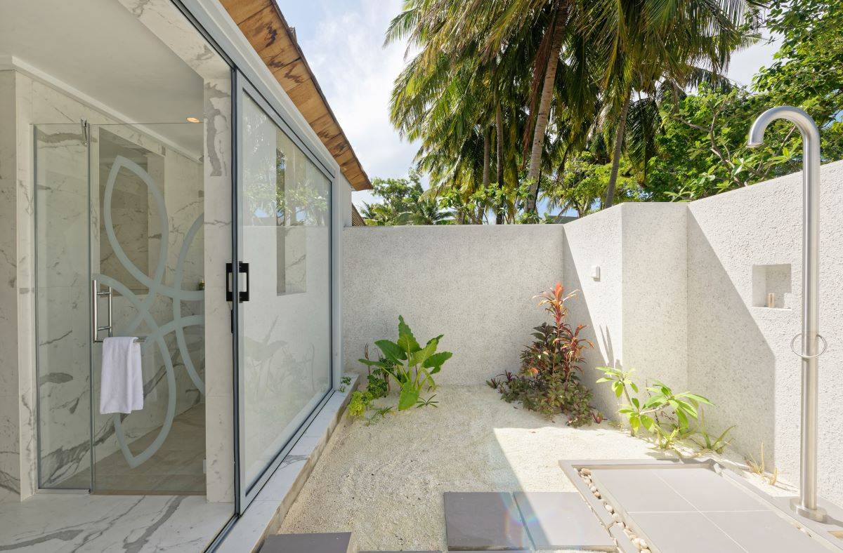 Outrigger Maldives Maafushivaru, Malediven, Duplex Pool Villa, halboffenes Badezimmer