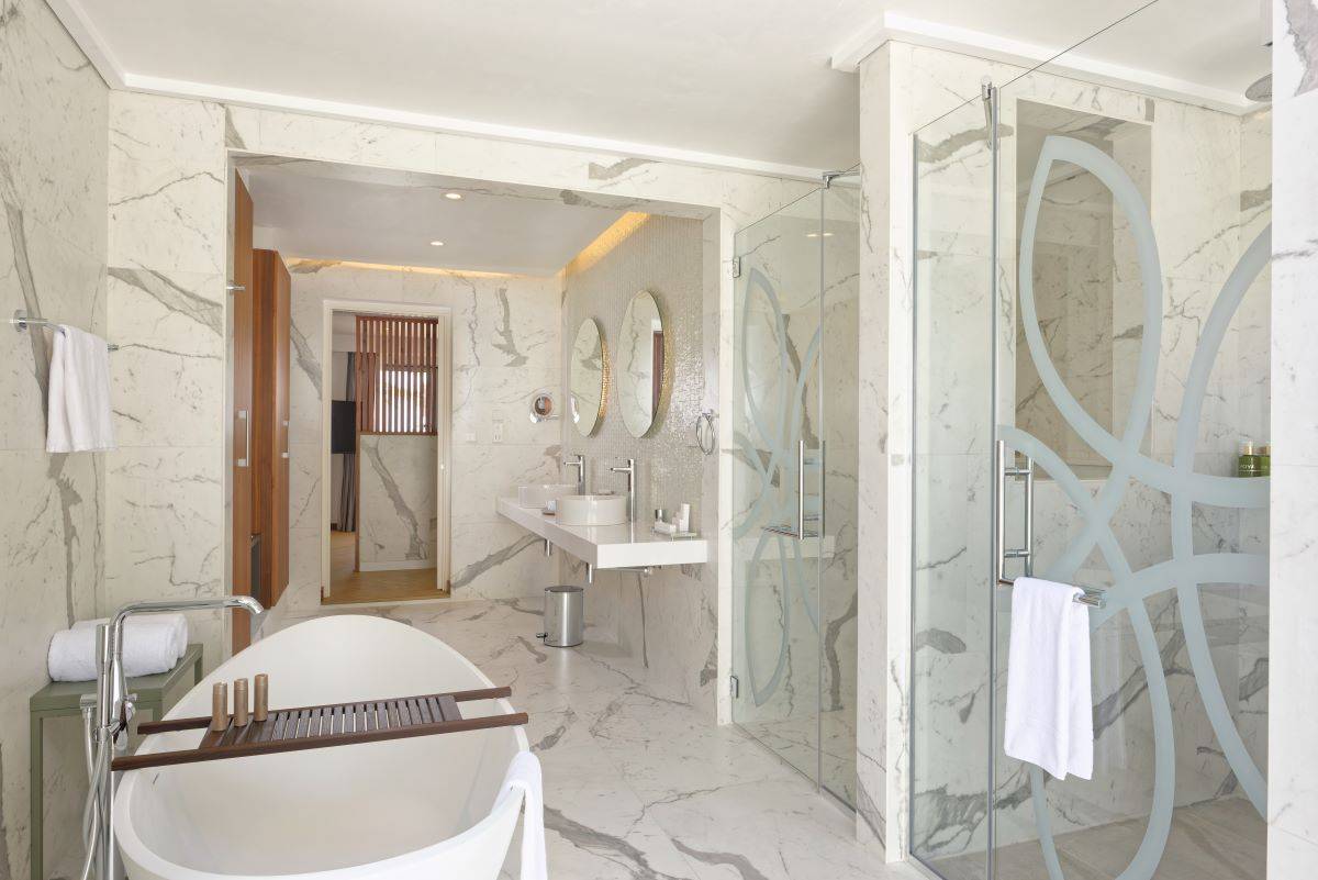 Outrigger Maldives Maafushivaru, Malediven, Duplex Pool Villa, Badezimmer mit freistehender Badewanne