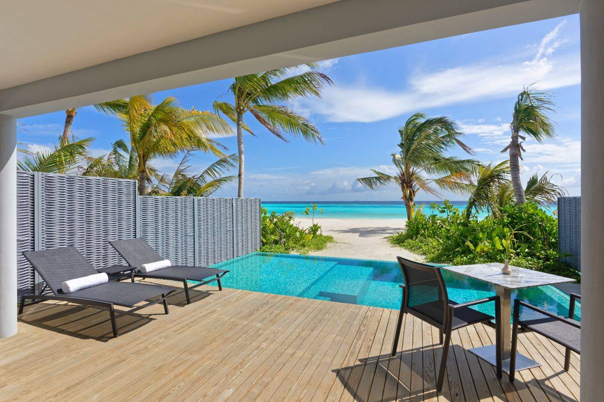 Outrigger Maldives Maafushivaru, Malediven, Duplex Pool Villa, Terrasse mit Pool