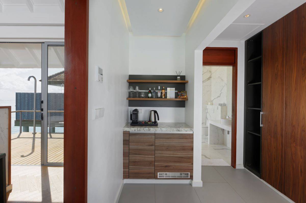 Outrigger Madives Maafushivari Resort, Malediven, Over Water Villa with Private Pool, Tee- und Kaffeezubereiter