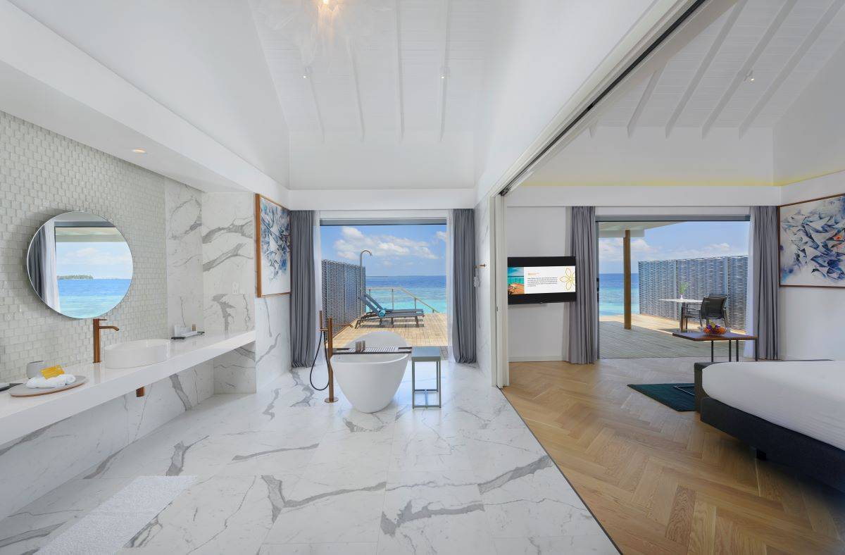 Outrigger Madives Maafushivari Resort, Malediven, Over Water Villa with Private Pool, Badezimmer