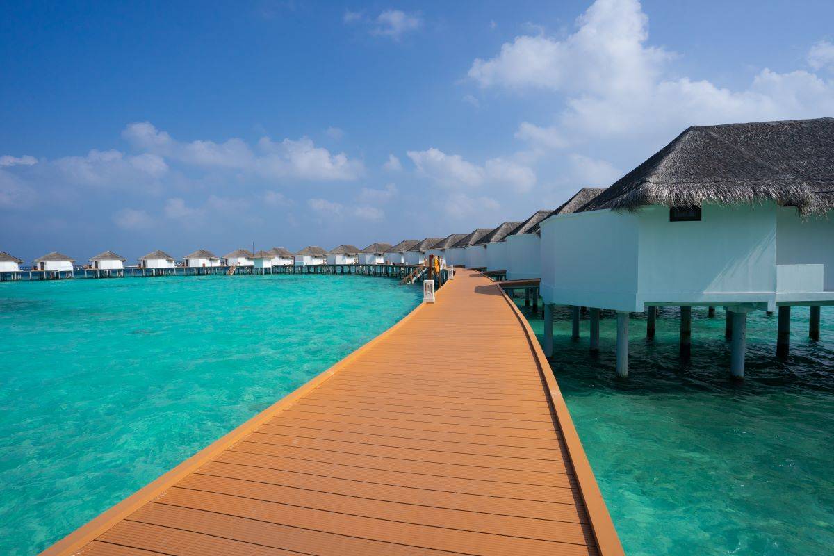 Thulhagiri Island Resort & Spa, Malediven, Superior Water Bungalow, Steg mit Wasserbungalows