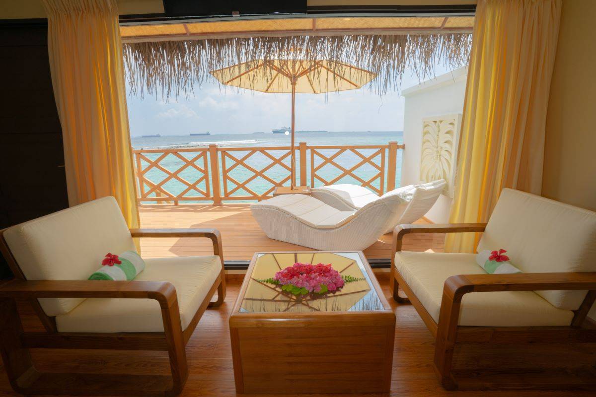 Thulhagiri Island Resort & Spa, Malediven, Superior Water Bungalow, Terrasse