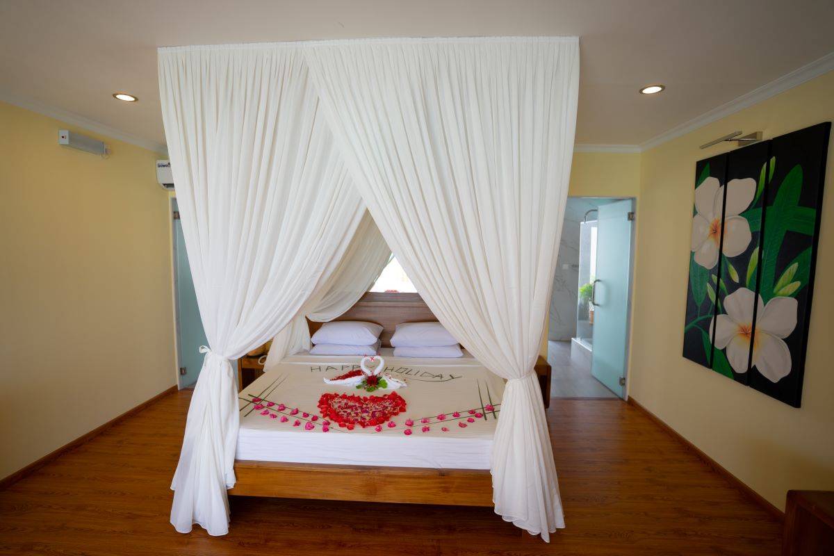 Thulhagiri Island Resort & Spa, Malediven, Water Bungalow, Schlafzimmer