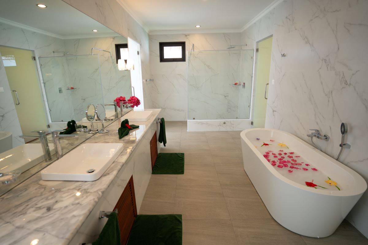 Thulhagiri Island Resort & Spa, Malediven, Superior Water Bungalow, Badezimmer