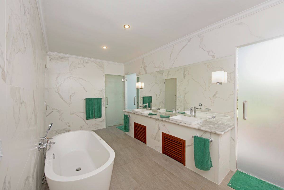 Thulhagiri Island Resort & Spa, Malediven, Superior Water Bungalow, Badezimmer mit freistehender Badewanne