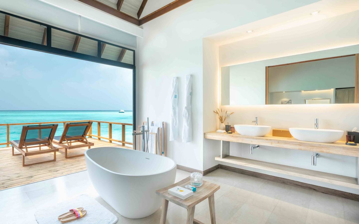 Fushifaru Maldives, Pool Water Villa, Badewanne mit Blick aufs Meer