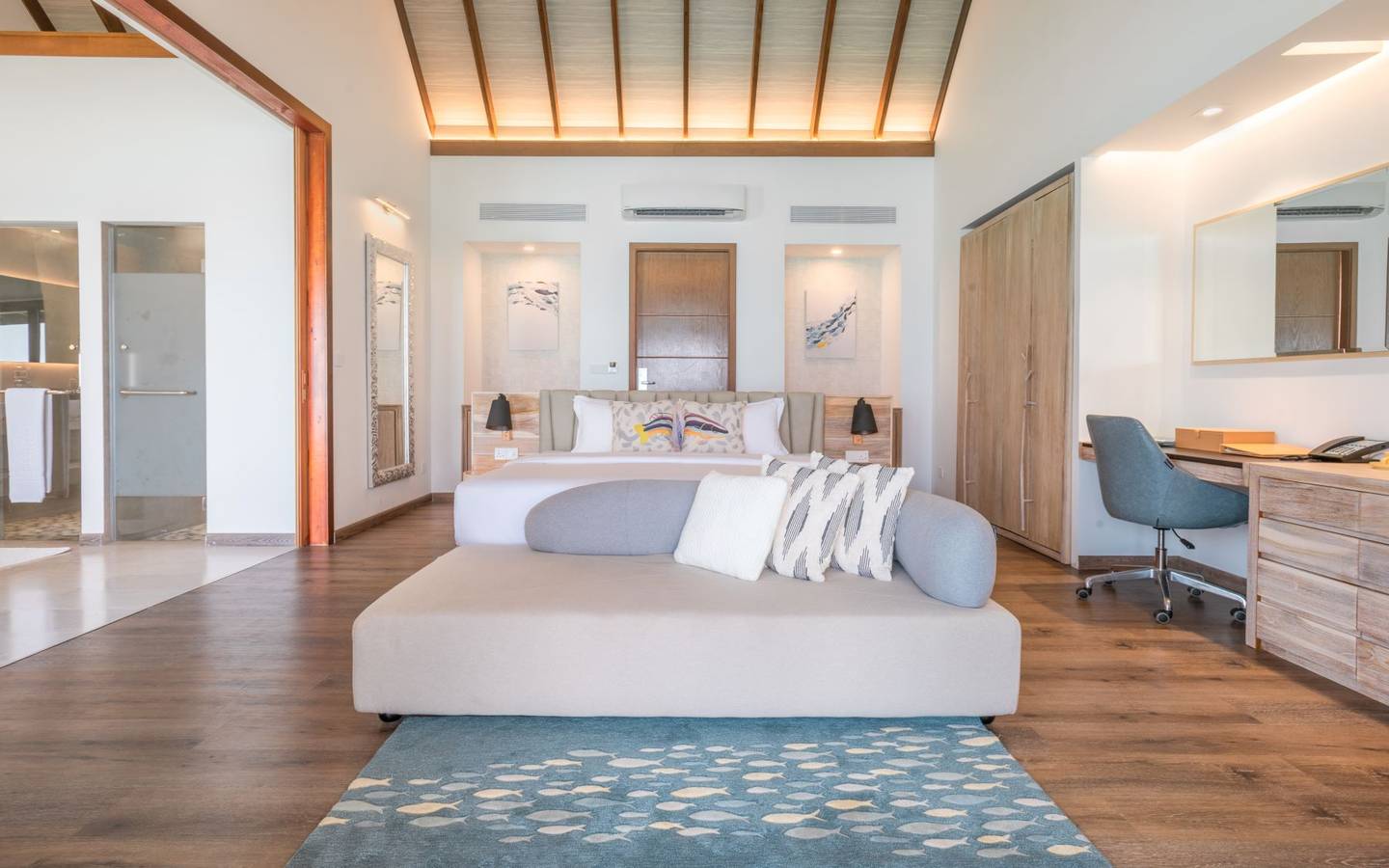 Fushifaru Maldives, Pool Water Villa, großes Doppelbett und Sofa