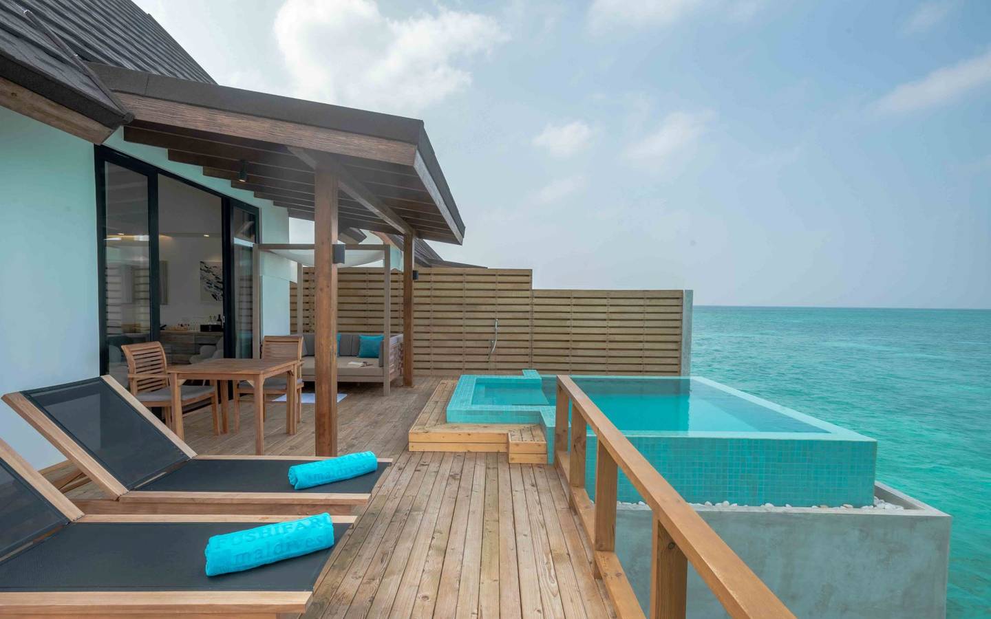 Fushifaru Maldives, Pool Water Villa, Sonnendeck mit Infinity Pool